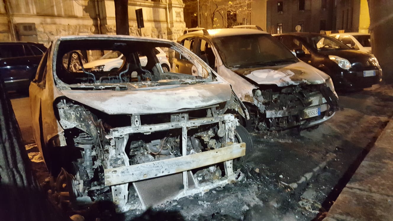 Incendiari in azione: distrutte tre automobili in pieno centro
