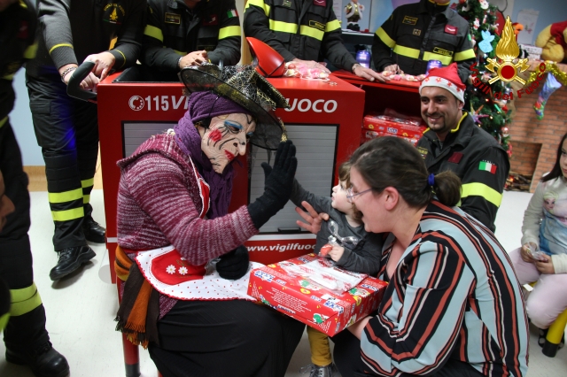 Tra gioia e stupore: la "Befana dei vigili del fuoco"