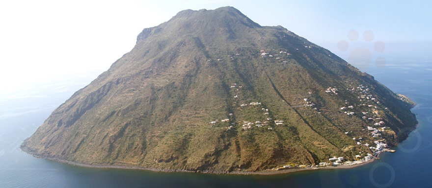 Frana ad Alicudi, sei famiglie isolate