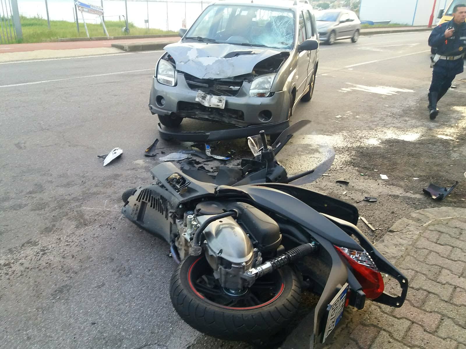 Moto centrata da automobile: grave centauro