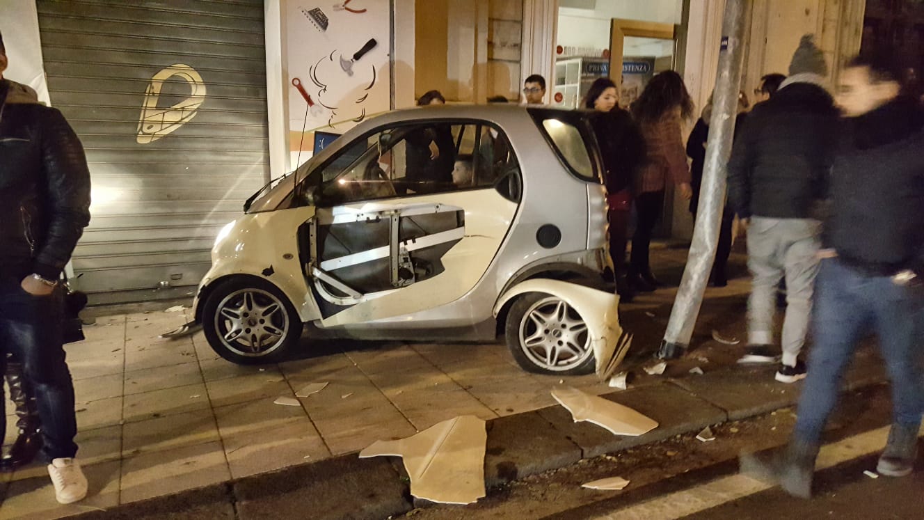 Incidente nella notte, Smart si schianta contro un palo della luce