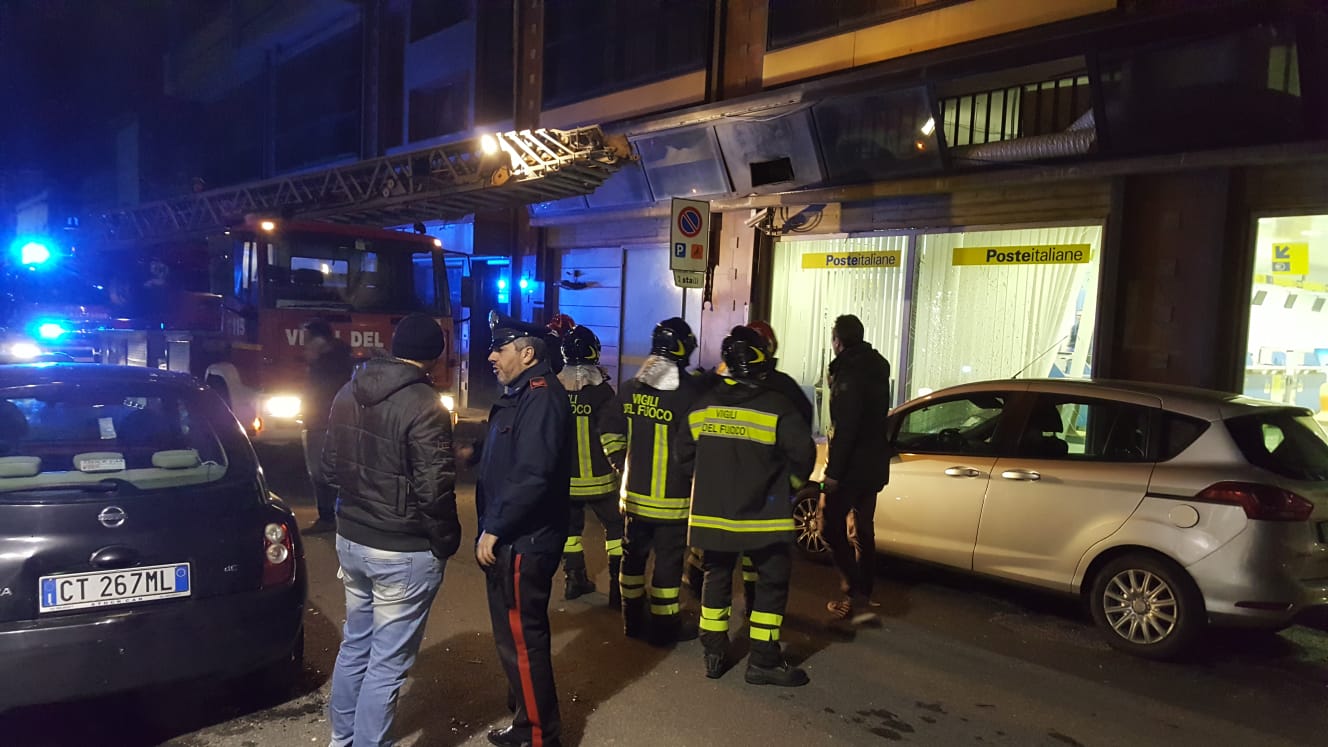 Bomba alla Posta di via La Farina. Panico e danni