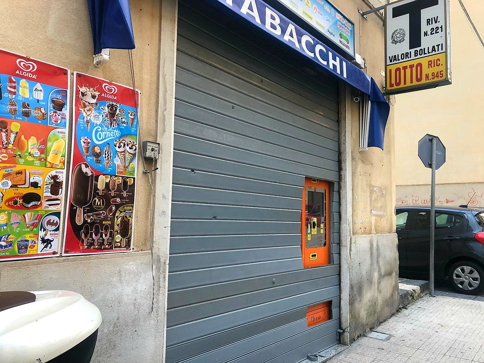 Colpi d'arma da fuoco ad una tabaccheria: indagini in corso
