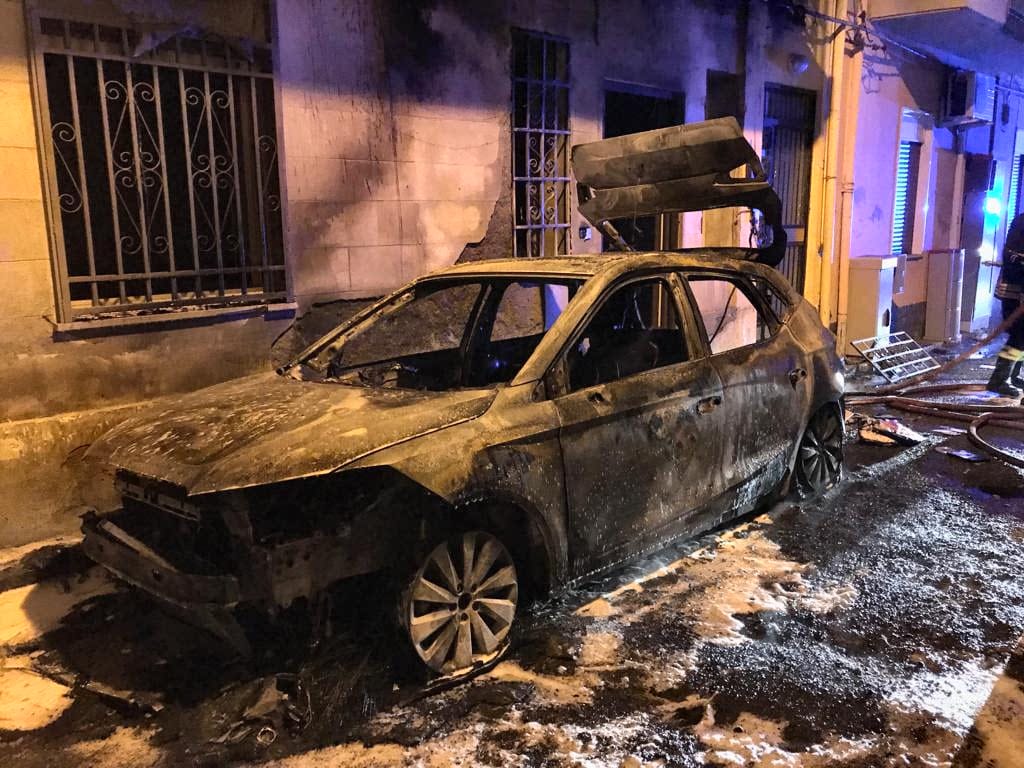 Fondo Pistone, panico per l'incendio di una vettura. Minacciata palazzina