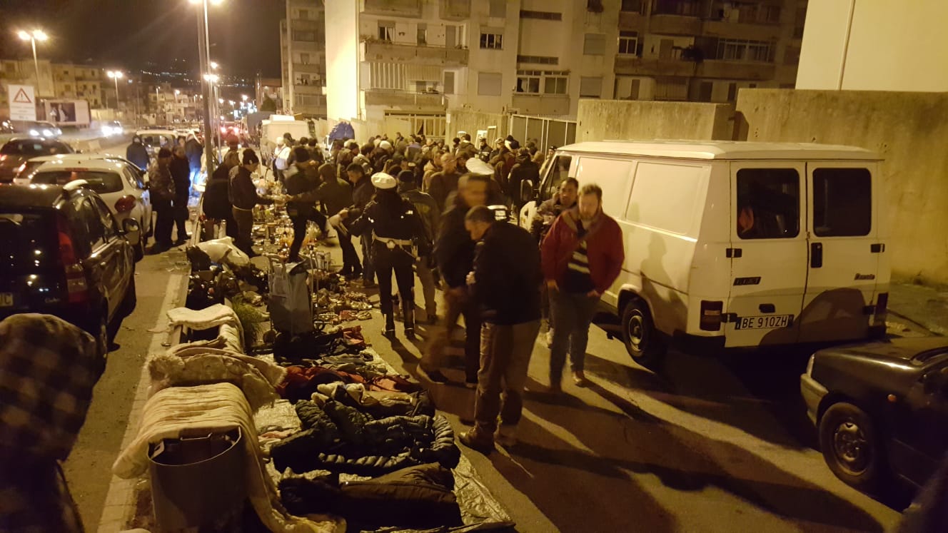 Blitz contro ambulantato selvaggio al mercato di Giostra