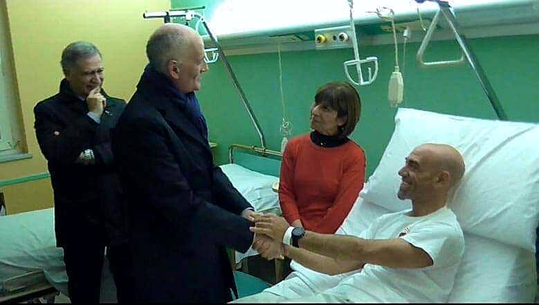 Disastro A18, il capo della polizia Gabrielli visita l'agente ferito