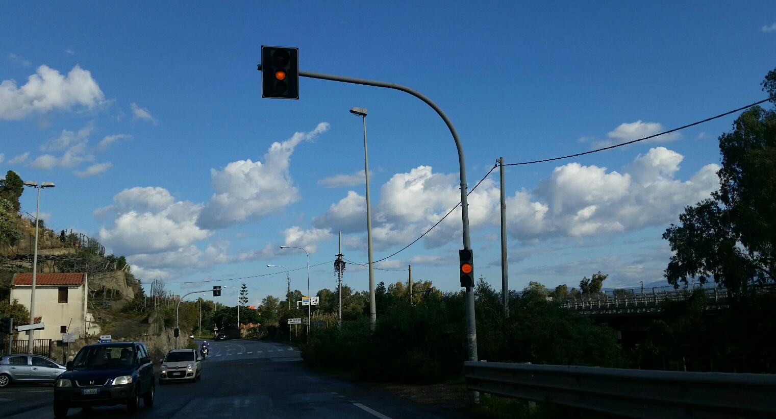 Semafori lampeggianti e pali pericolanti, il brivido corre sulla Ss 114