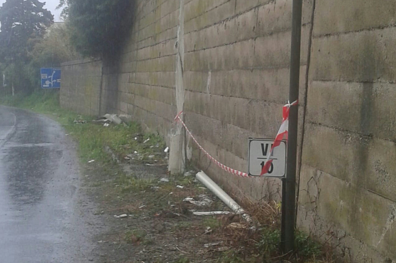 Santa Margherita: auto abbatte palo dell'illluminazione