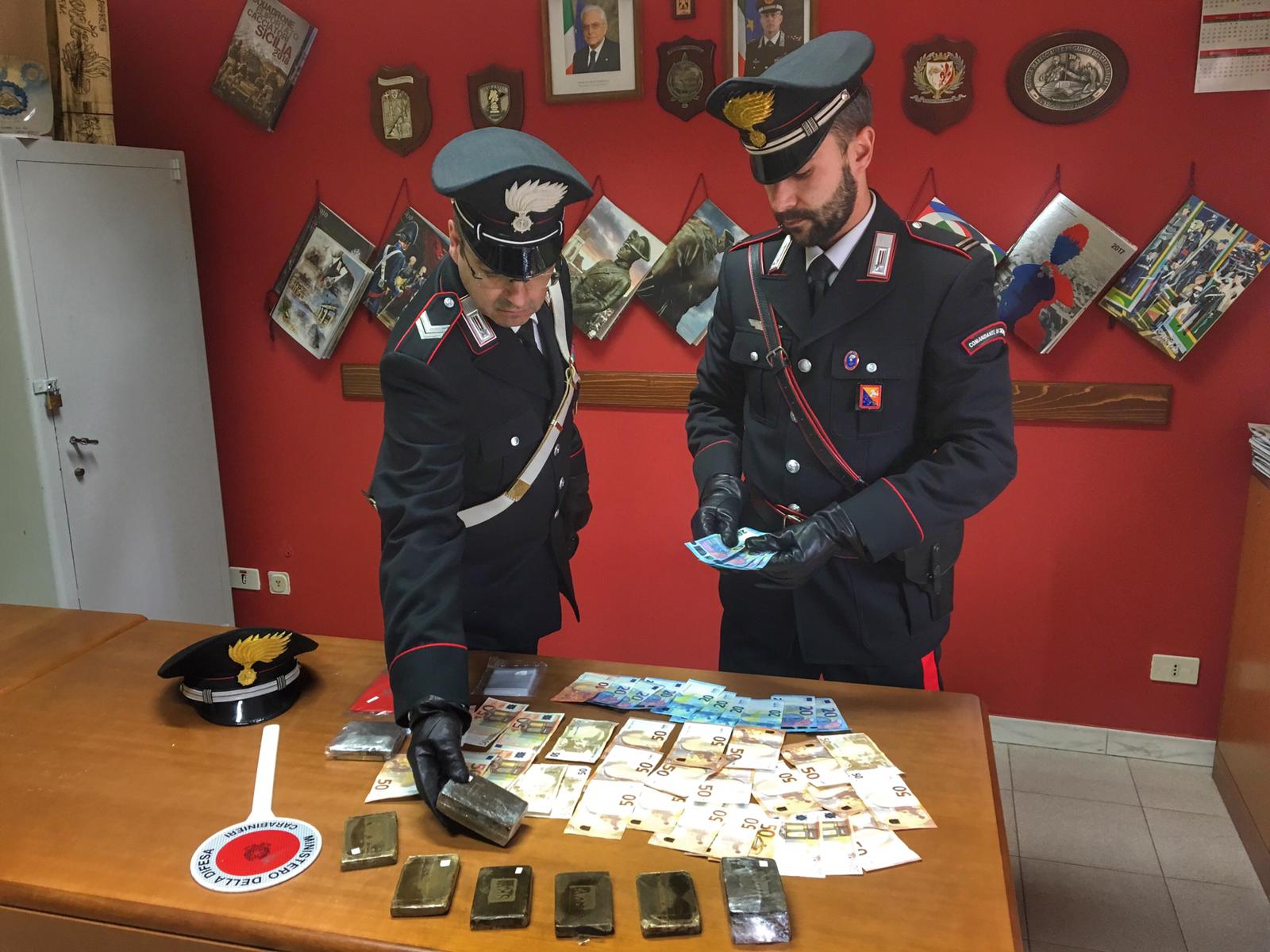 Nascondeva quasi un chilo di droga in auto: 50enne finisce in manette