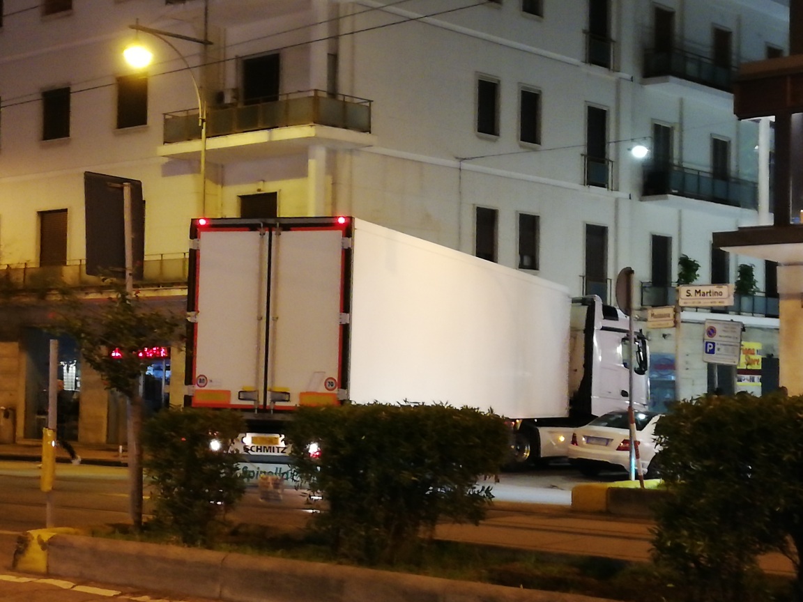 Tir resta "incastrato" sul viale San Martino