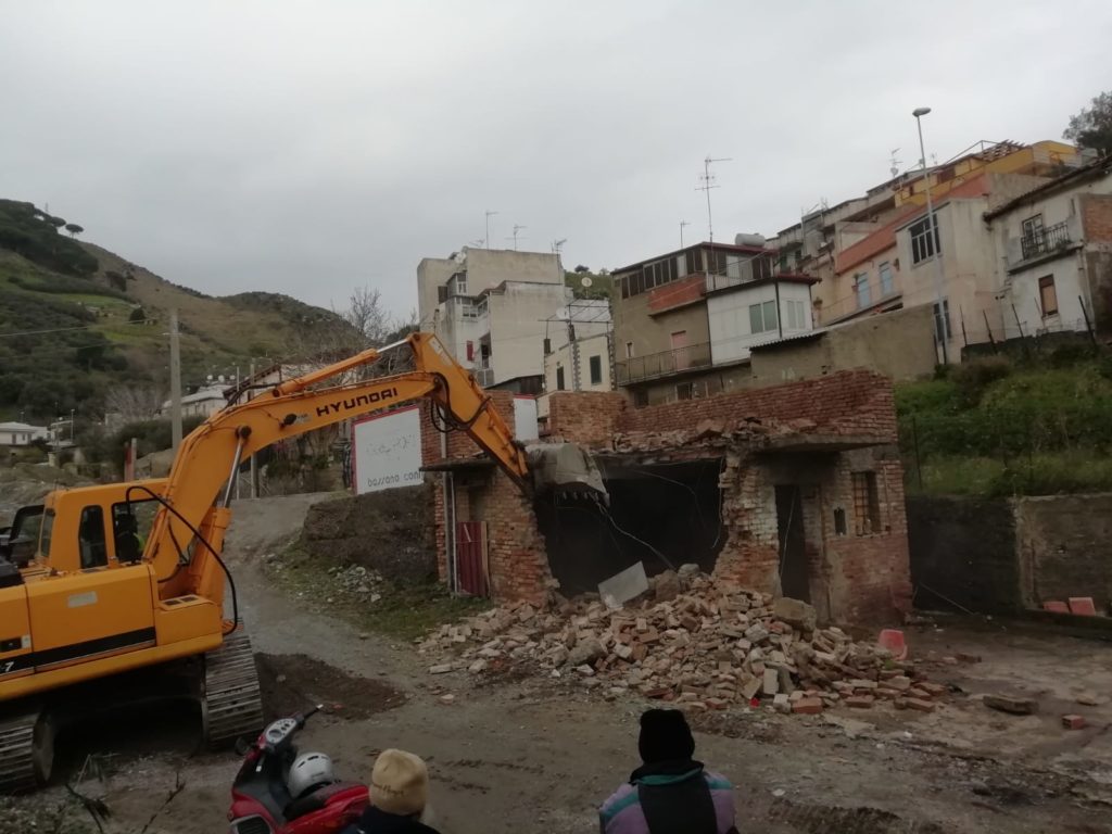 Torrente Bordonaro: prosegue l'abbattimento di manufatti abusivi