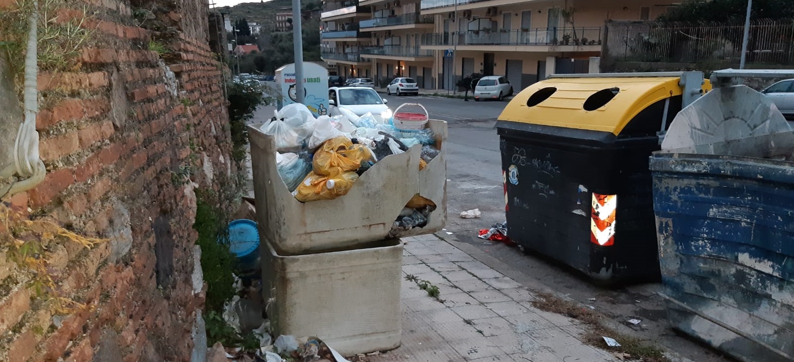 "Ci dispiace consigliere, non possiamo prelevare l'Eternit", la sconcertante risposta di MessinaServizi