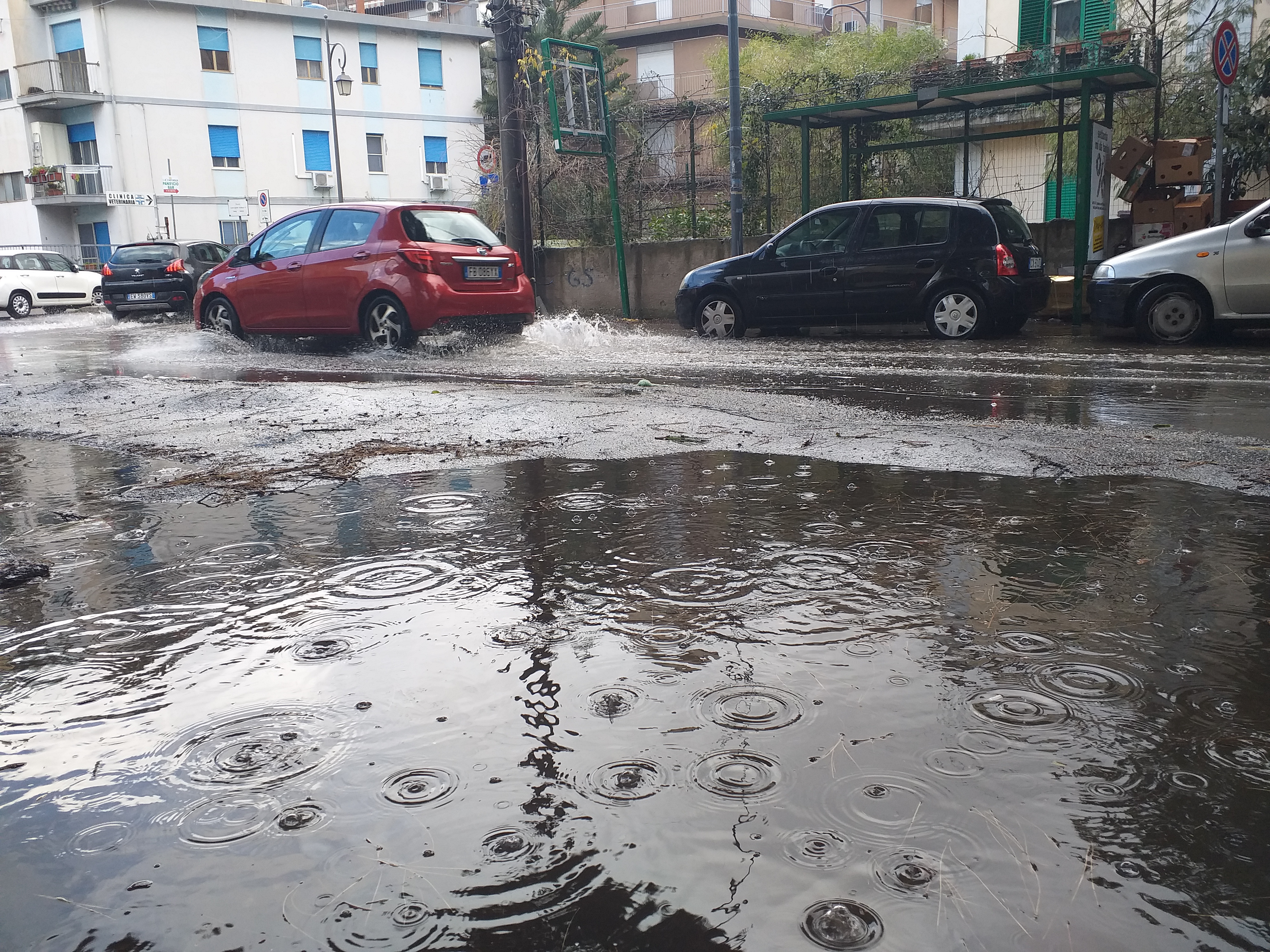 Permane allerta rossa, scuole chiuse anche oggi