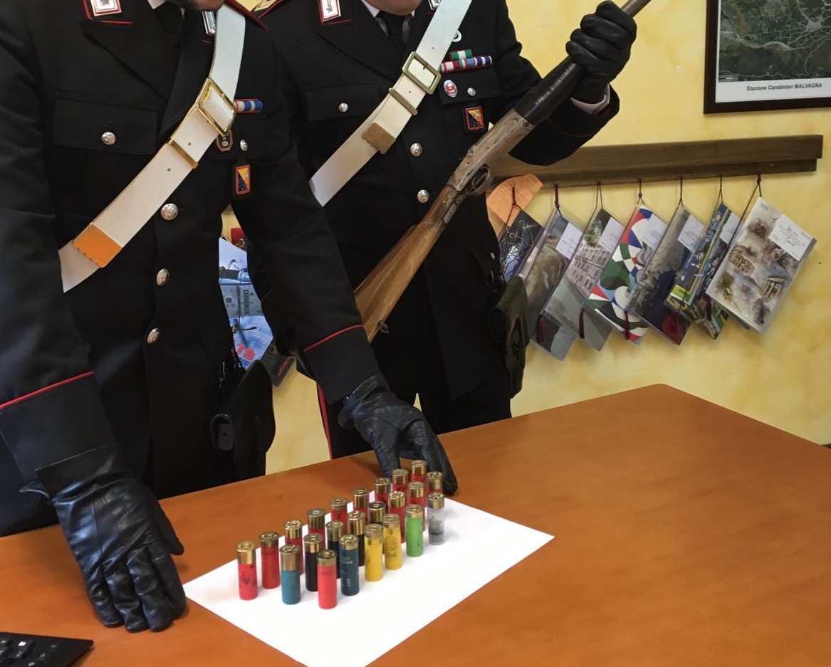 Deteneva illegalmente un fucile, 70enne sorpreso dai carabinieri