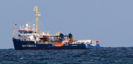 La Sea Watch arriva davanti al porto di Lampedusa