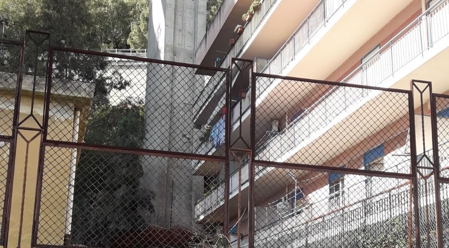 Piove e l'acqua dell'autostrada, mista a fango, arriva sulle case di Ritiro