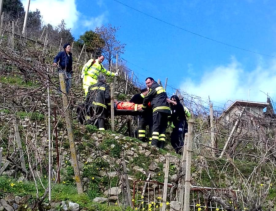 Finisce in una scarpata, 60enne salvato dai Vigili del fuoco