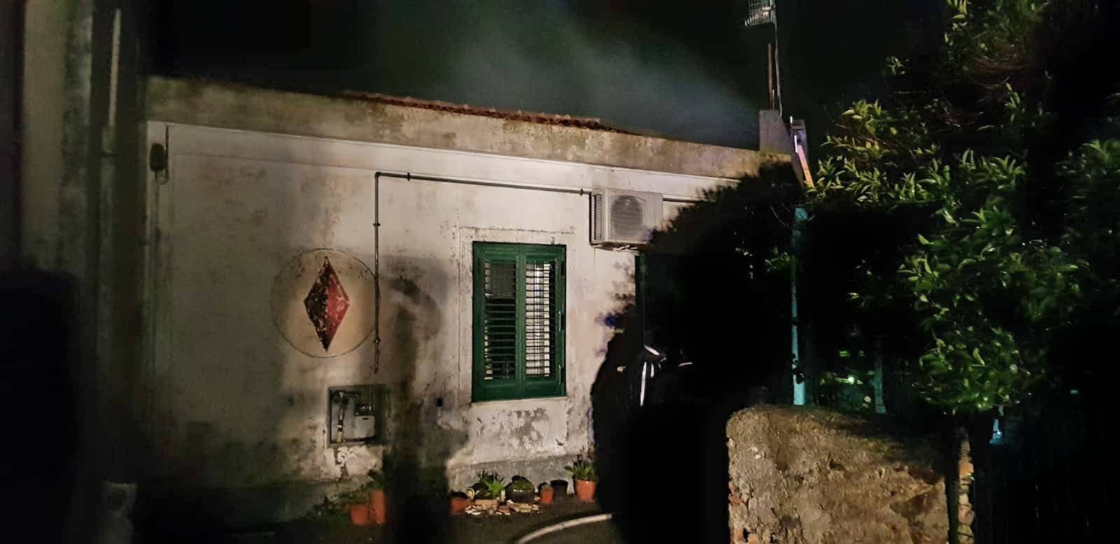 Scoppia caldaia per un fulmine, ferita una donna