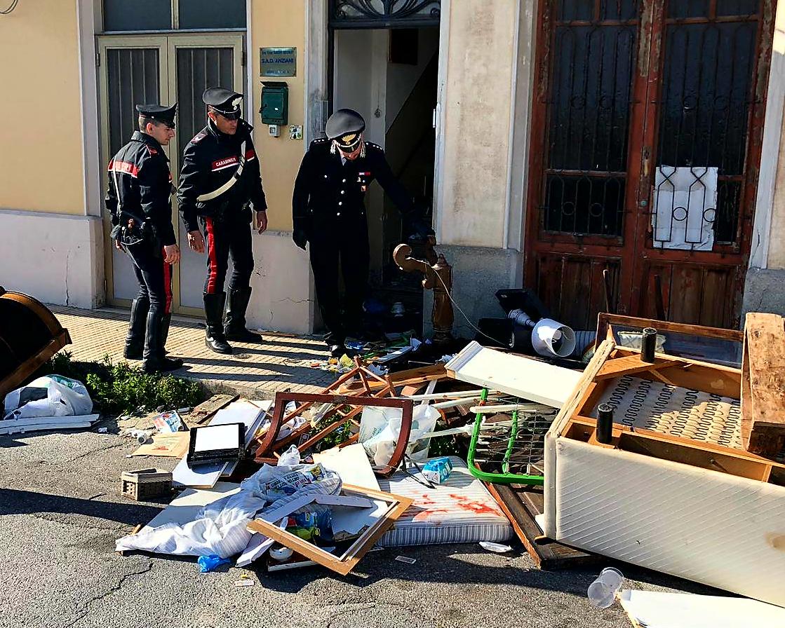 Trentenne dà in escandescenze, distrugge casa e poi si barrica dentro