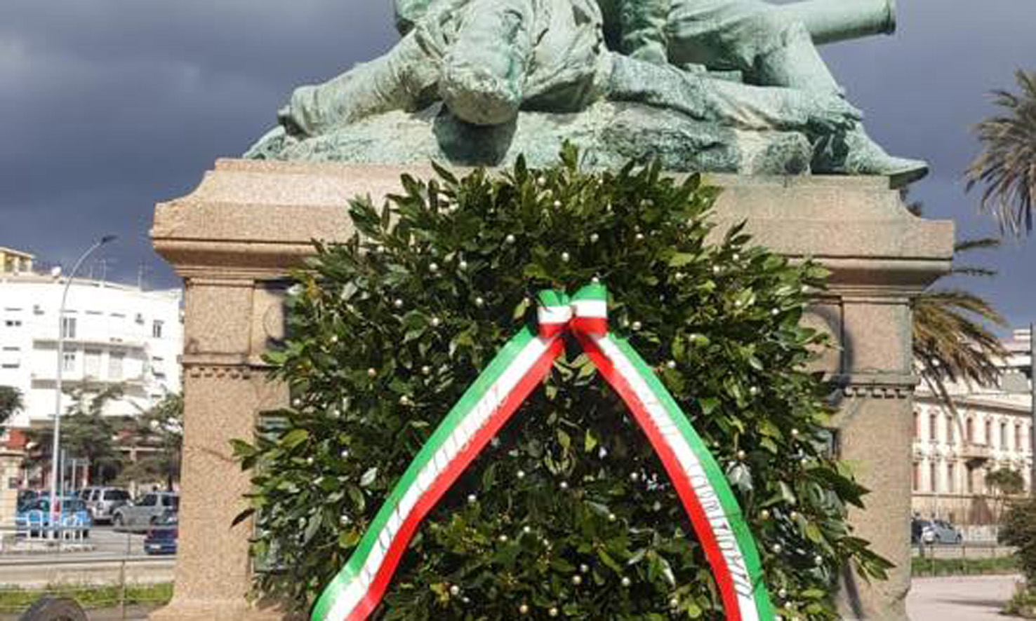 Messina Identitaria depone corona d'alloro al monumento "sfregiato"