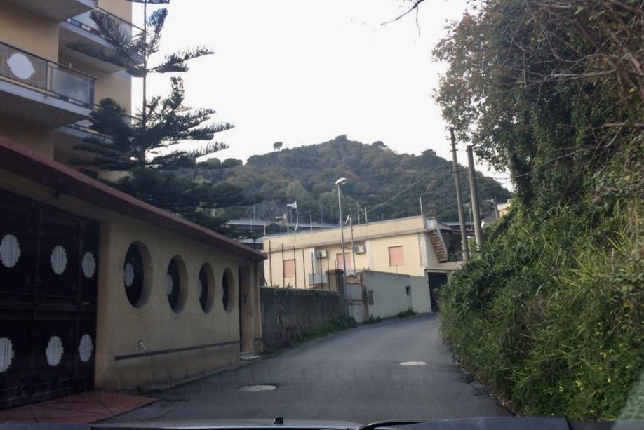 Via San Jachiddu invasa dalle sterpaglie, MessinaServizi fa orecchio da mercante