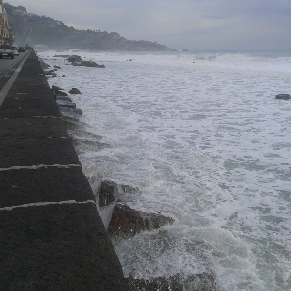 Jonio in tempesta, litorale sferzato dai marosi