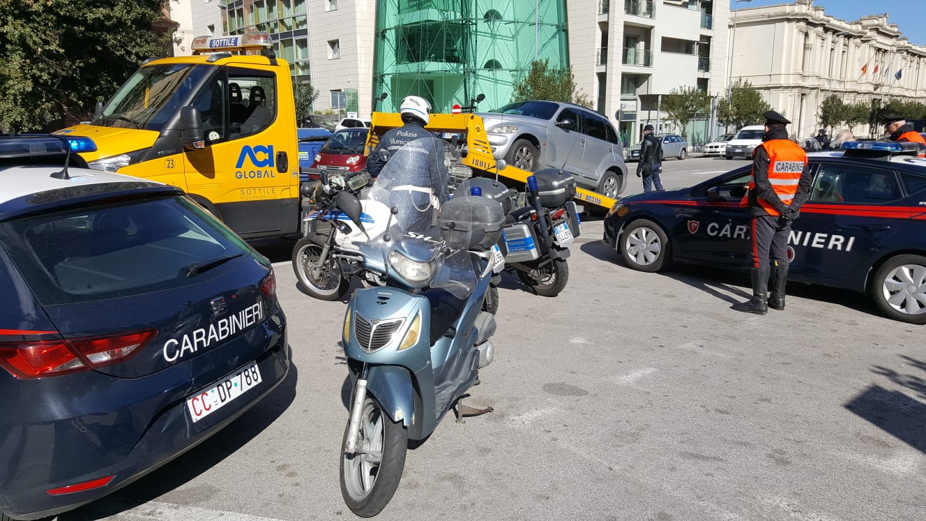 Corso Cavour: raffica di multe di polizia municipale e carabinieri, stanati i furbetti della corsia preferenziale