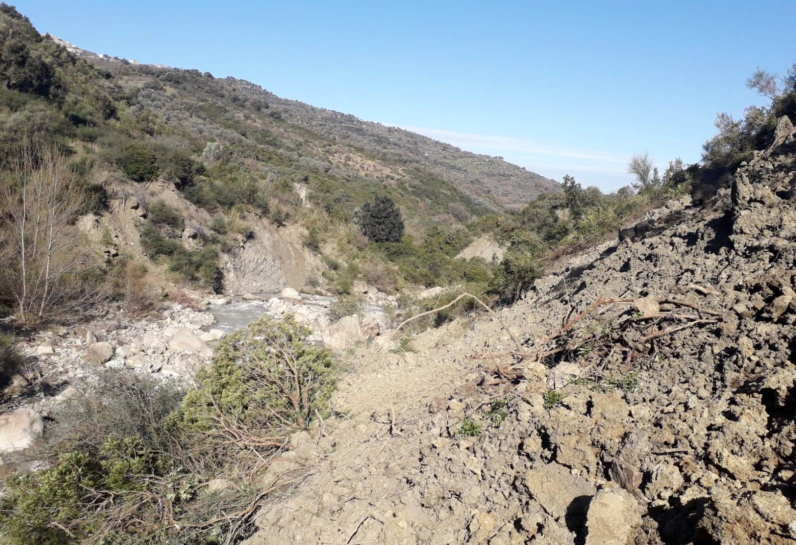 S. Agata di Militello, la frana non si ferma ed ostruisce un corso d'acqua