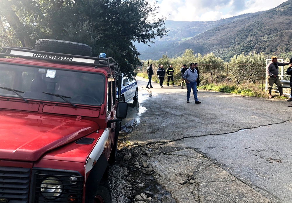 S. Agata di Militello: frana minaccia la strada Serramola-Pileci, allertata la Protezione civile
