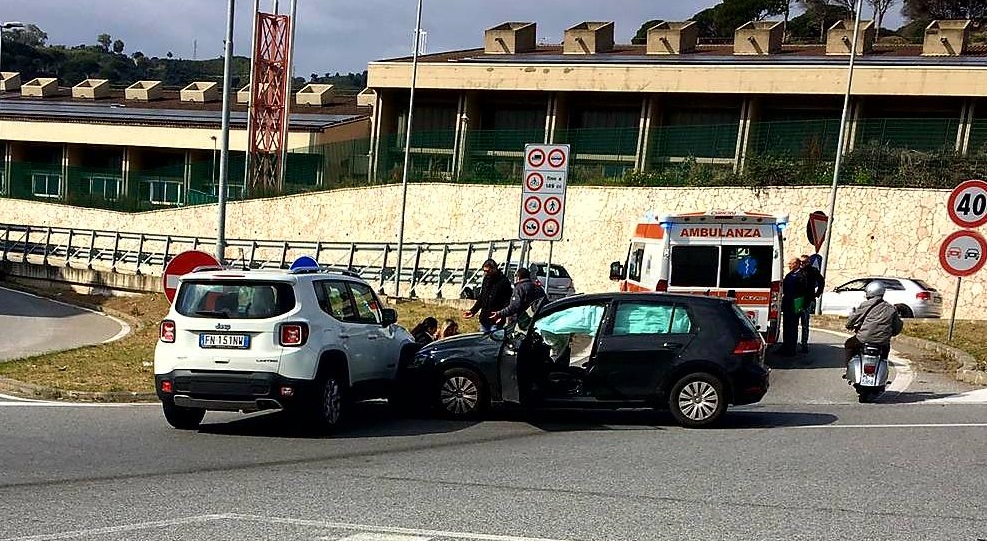 Viale Annunziata: scontro fra auto, due persone finiscono in ospedale
