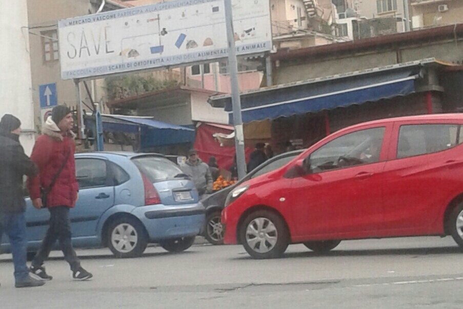 Blitz davanti al mercato "Vascone": rimosse le bancarelle abusive