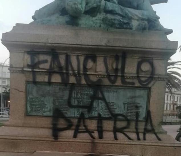 "Fanculo la Patria" con spray nero: sfregiato il monumento ai Caduti