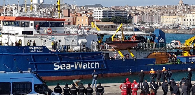 La Sea Watch attracca a Lampedusa: arrestata la comandante