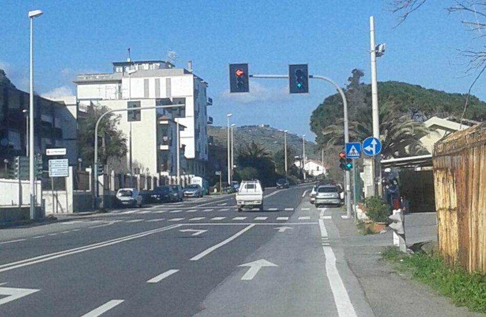 Santa Margherita: riattivato il semaforo, ironia social tra sfottò e speranze