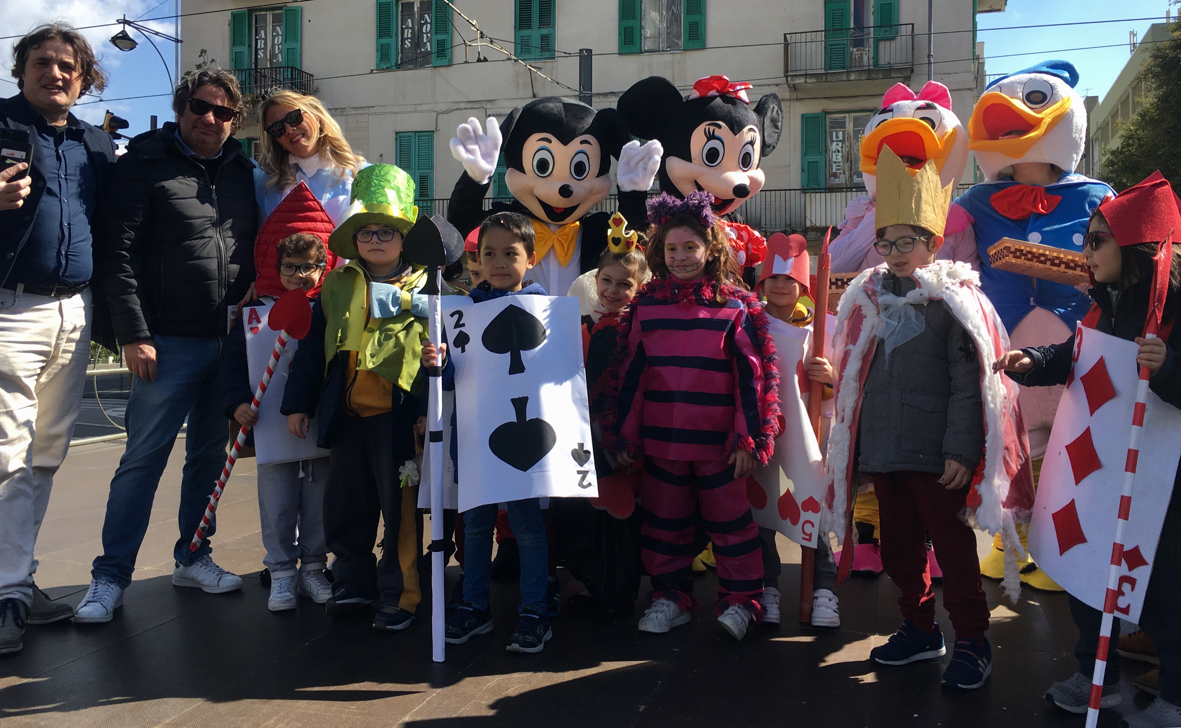 Uno Dei Primi Personaggi Di Walt Piazza Cairoli, successo della sfilata dei personaggi Walt Disney