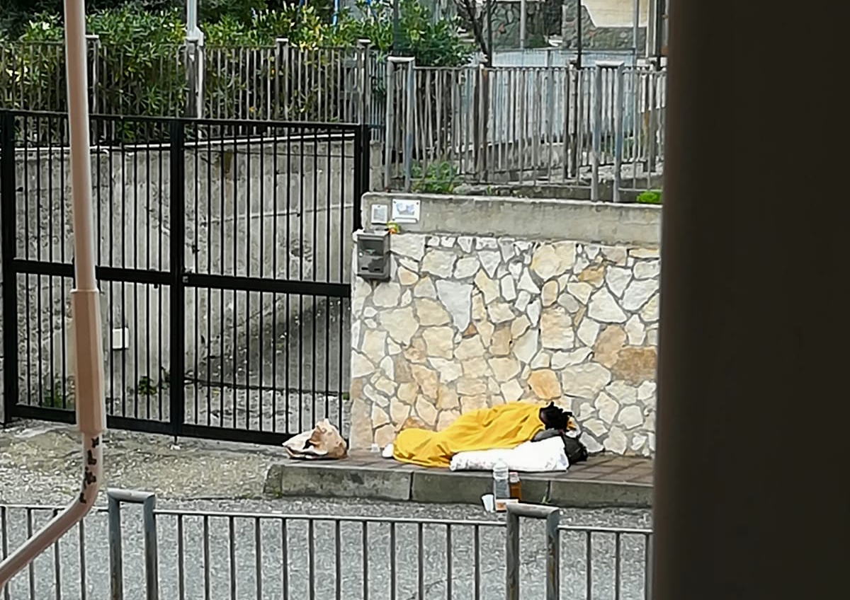 Migrante dorme per strada a Faro Superiore, la Coop. Arzilla: "Le abbiamo offerto ospitalità ma l'ha rifiutata"