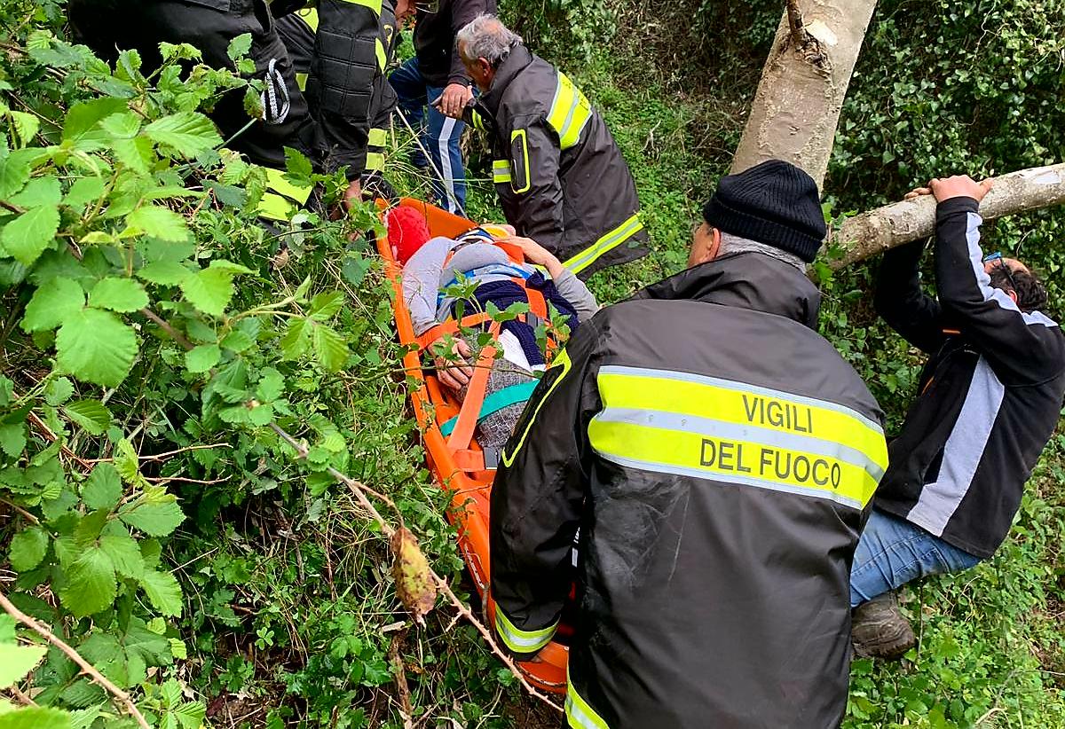 Precipita in un burrone con l’auto: morta una donna