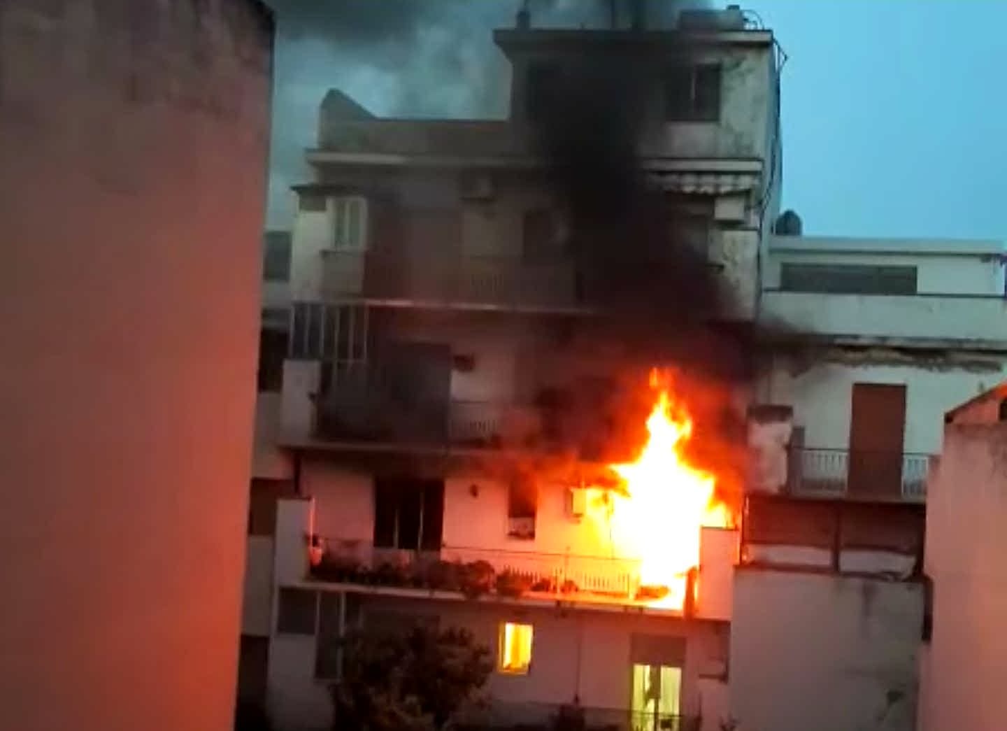 Bombola a fuoco, panico in una palazzina di Barcellona