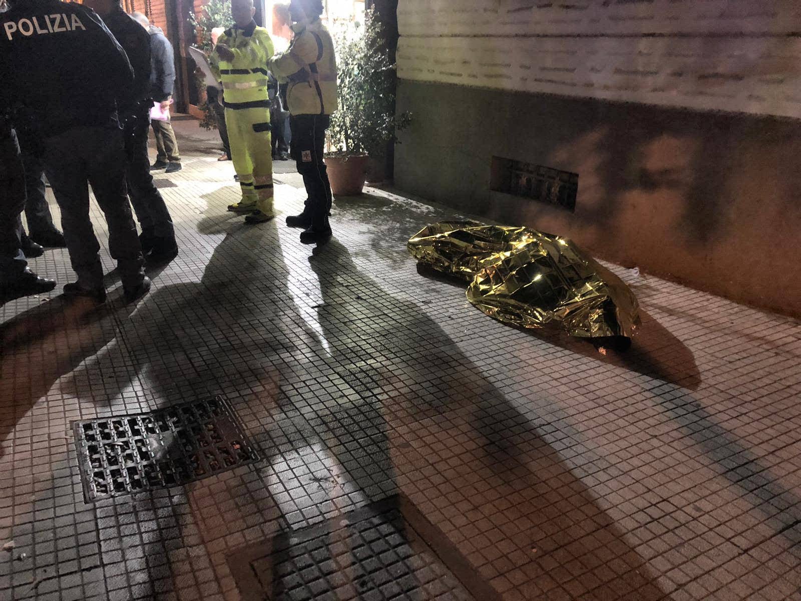 Settantenne muore in strada, probabile infarto