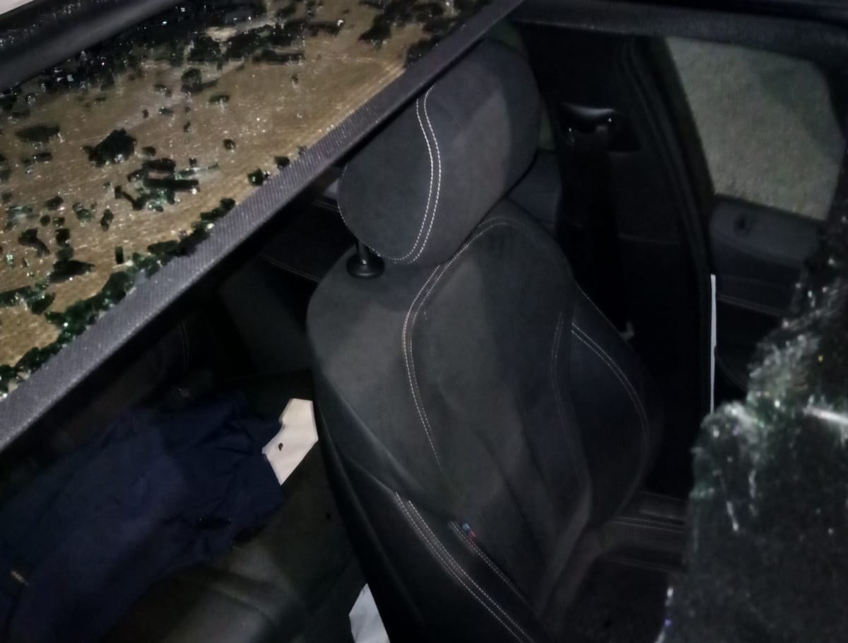 Terrore nella galleria Telegrafo, si sgancia una ventola e centra una Bmw