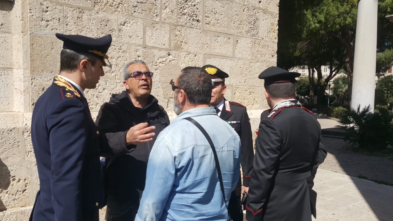Carabiniere si barrica sul campanile del Duomo