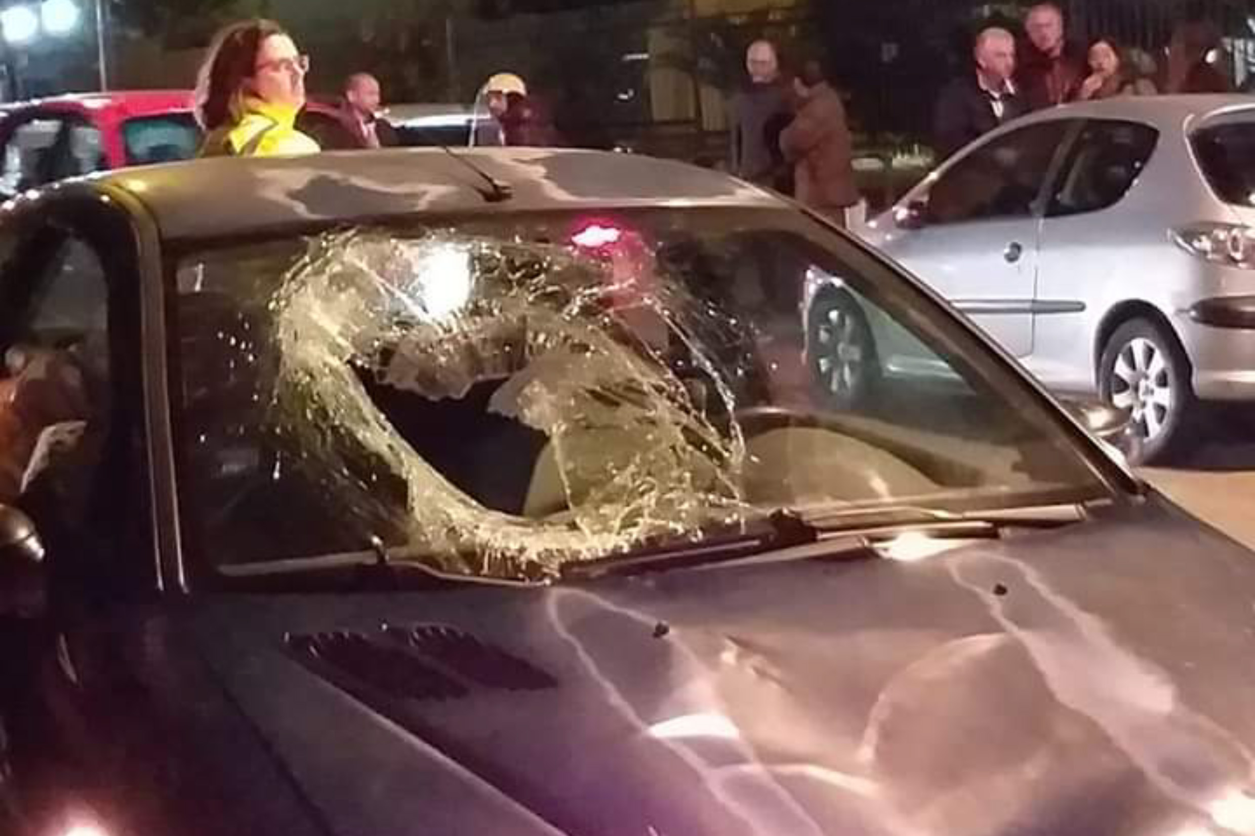 Donna centrata da una vettura: è ancora grave