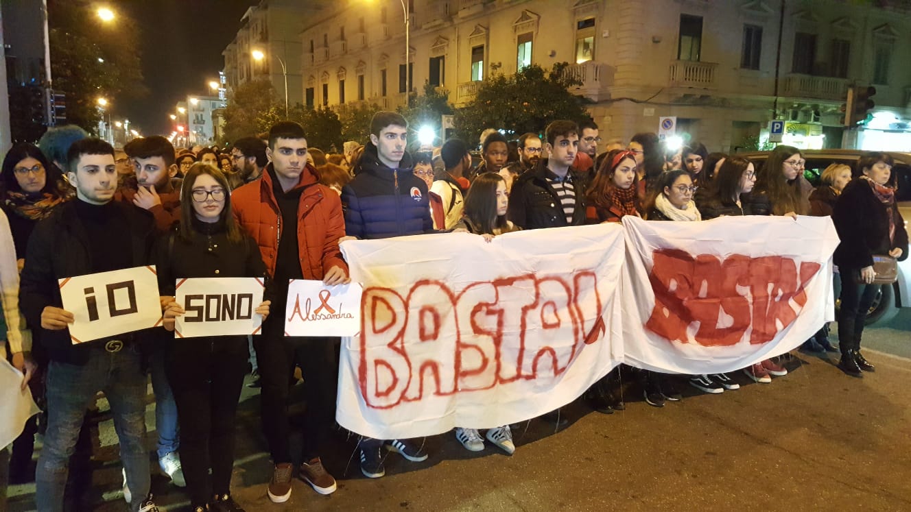 Messina piange Alessandra, corteo in centro e niente movida