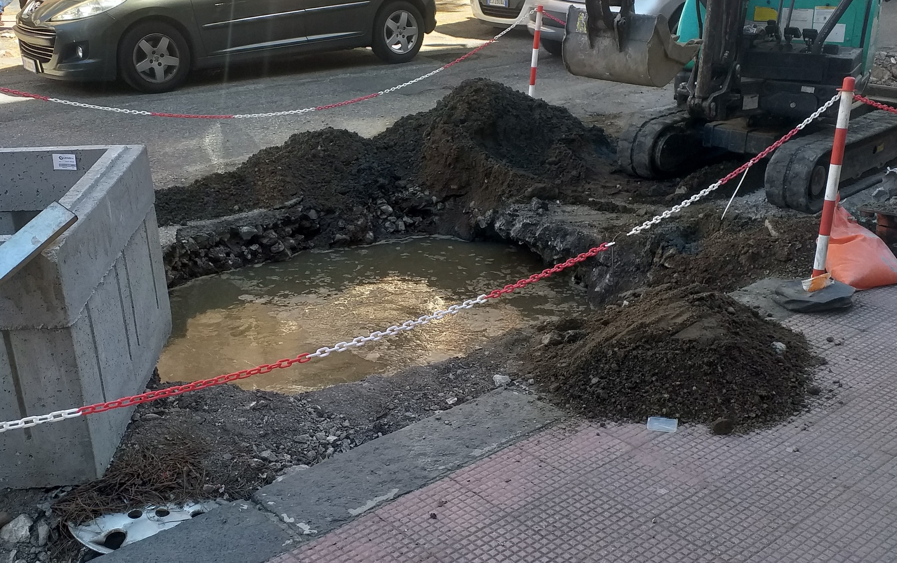 Viale Regina Elena "martoriata", scoppia anche la fognatura