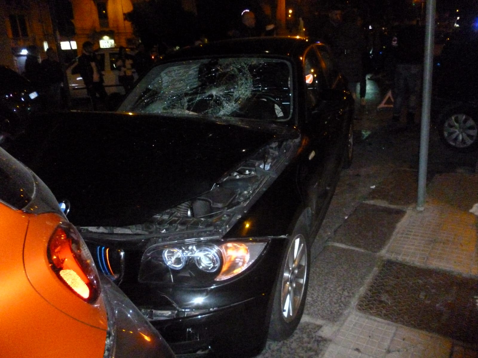 Incidente nella notte, coinvolti 5 mezzi: centauro in ospedale