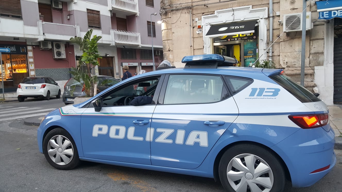 Via Garibaldi, assalto armato a sala scommesse