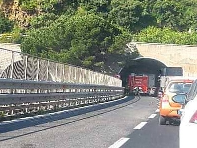 Giardini: Tir in panne in galleria, caos sull'A18