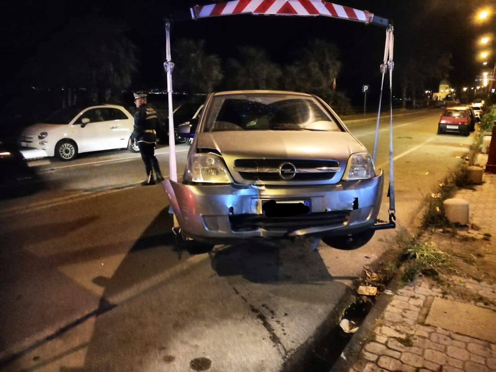 Guida ubriaco, sbanda e finisce sulla veranda di una casa