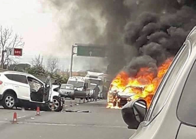 A18, incidente con auto in fiamme