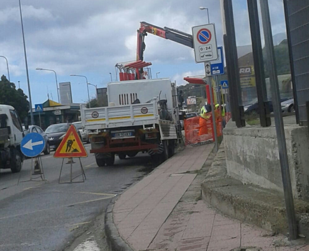 Ss 114, continua la posa delle nuove pensiline Atm